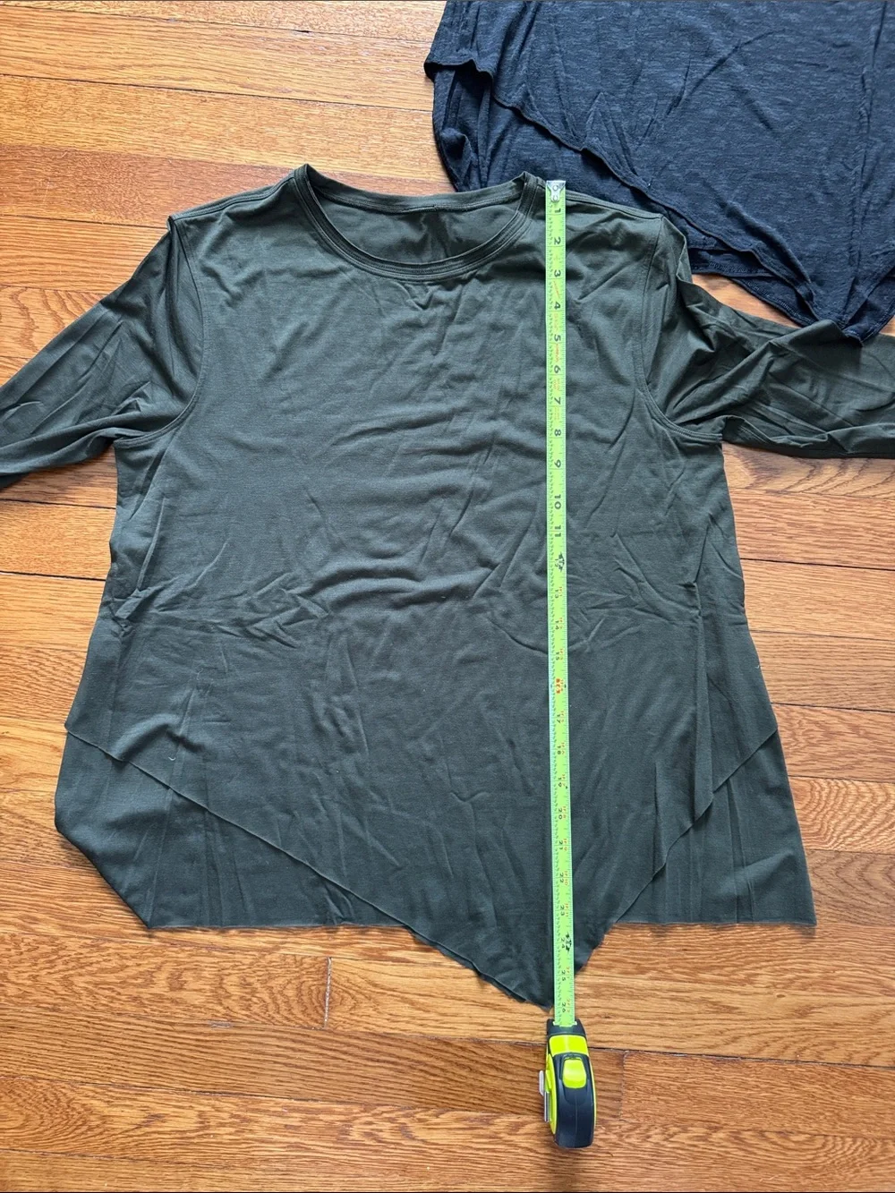 Lululemon Athletica women’s Long Sleeve Asymmetrical Hem Top - Black and Dark Gr